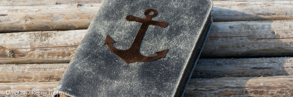 Buch mit Anker