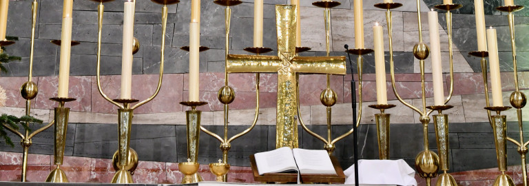 Bibel auf Altar