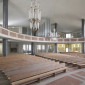 Kirchenraum von Südosten mit angrenzendem Gemeindesaal